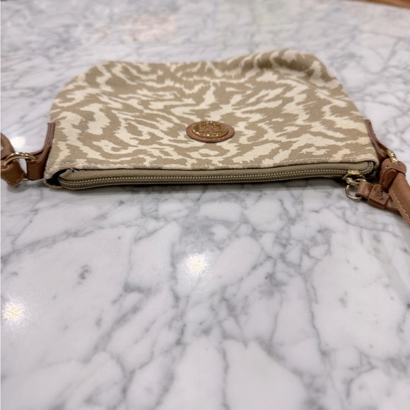 Tommy Hilfiger crossbody in tan and cream with leather strap - Picture 8 of 9